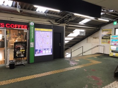 改札を出てカフェの右側の階段を下る 改札を出てカフェの右側の階段を下る