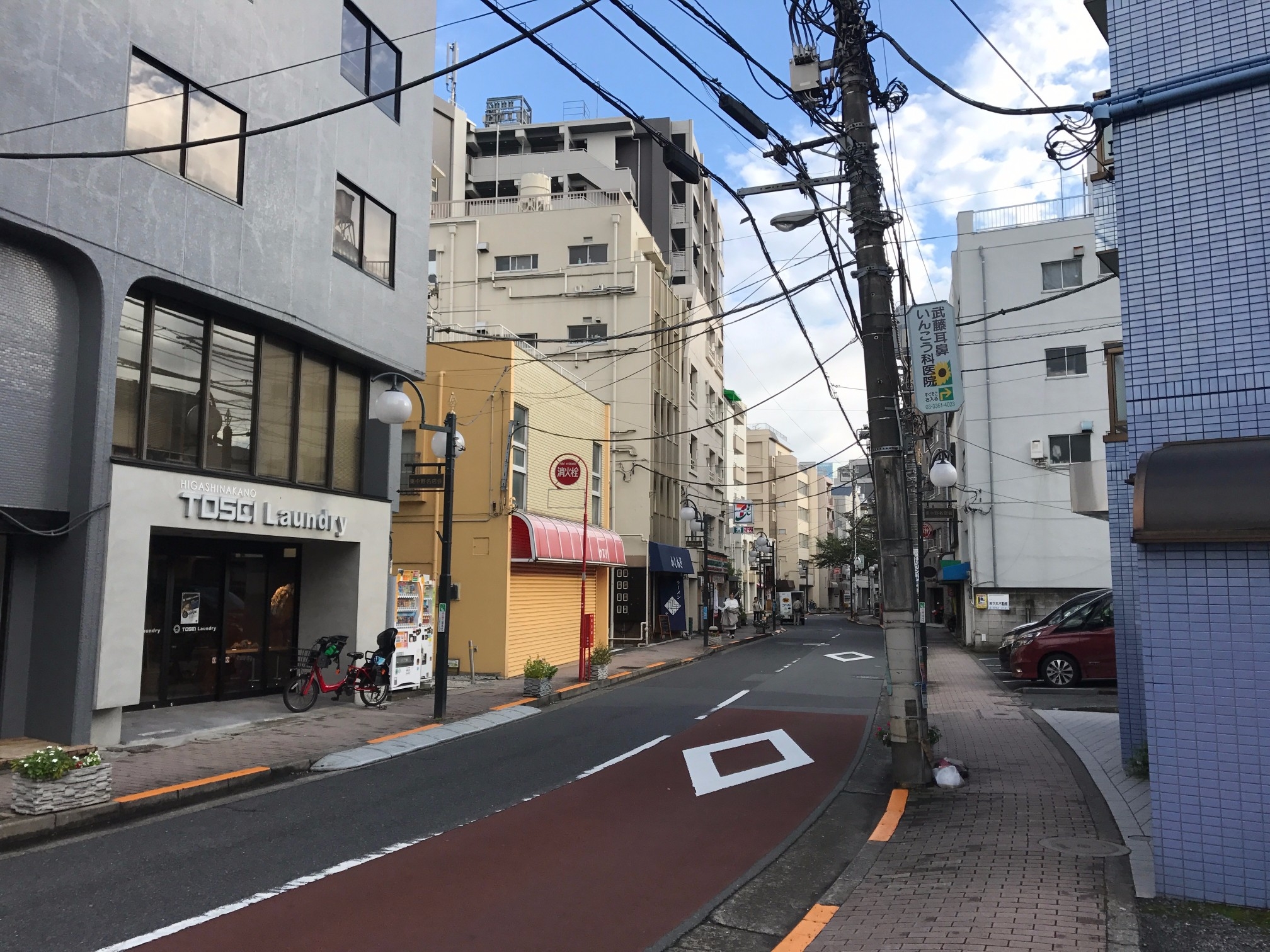左手にクリーニング屋が見えてきます 左手にクリーニング屋が見えてきます